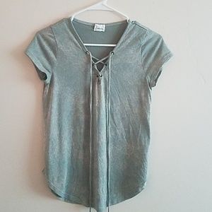 Green V-neck short sleeve tee